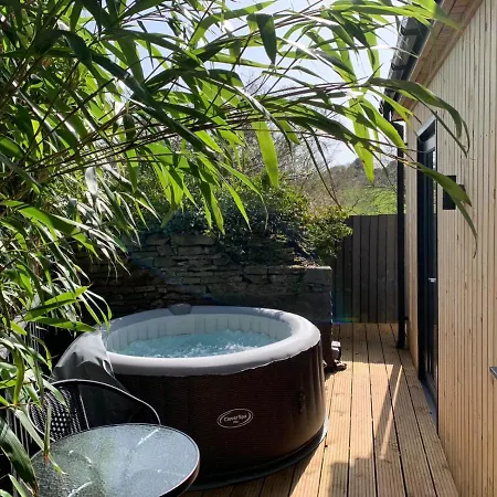 Feriehus 1 Bedroom 1 Bed Retreat With Hot Tub In Hambrook Close To Centre, Mod, Axa, Uwe *