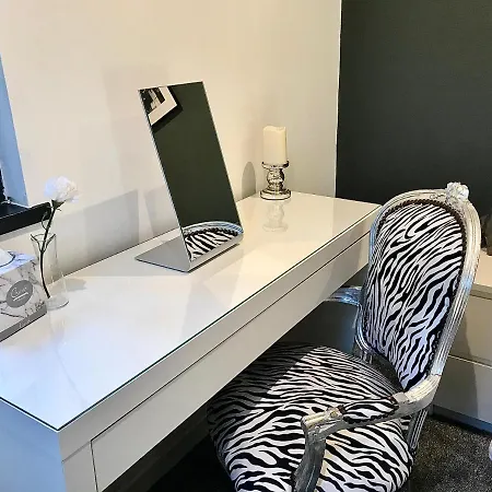 1 Bedroom 1 Bed Retreat With Hot Tub In Hambrook Close To Centre, Mod, Axa, Uwe