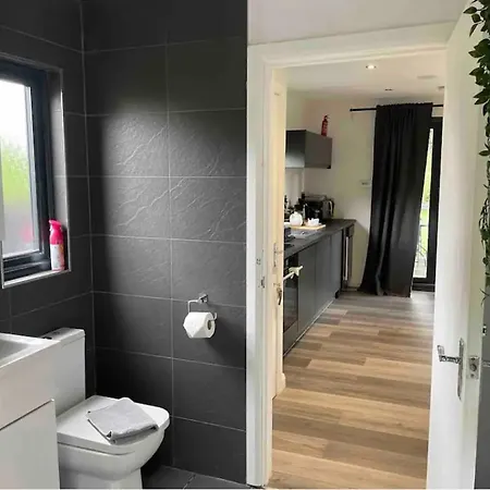 1 Bedroom 1 Bed Retreat With Hot Tub In Hambrook Close To Centre, Mod, Axa, Uwe Ferienhaus