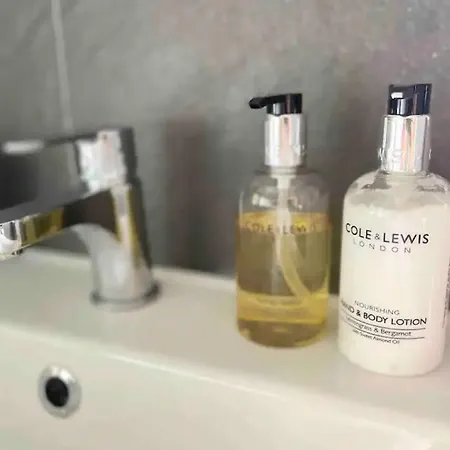 1 Bedroom 1 Bed Retreat With Hot Tub In Hambrook Close To Centre, Mod, Axa, Uwe Casa vacanze