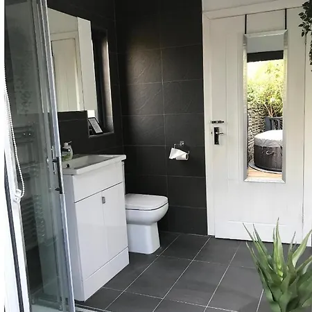 Feriehus 1 Bedroom 1 Bed Retreat With Hot Tub In Hambrook Close To Centre, Mod, Axa, Uwe *