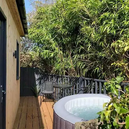1 Bedroom 1 Bed Retreat With Hot Tub In Hambrook Close To Centre, Mod, Axa, Uwe *