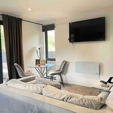 Feriehus 1 Bedroom 1 Bed Retreat With Hot Tub In Hambrook Close To Centre, Mod, Axa, Uwe Bristol