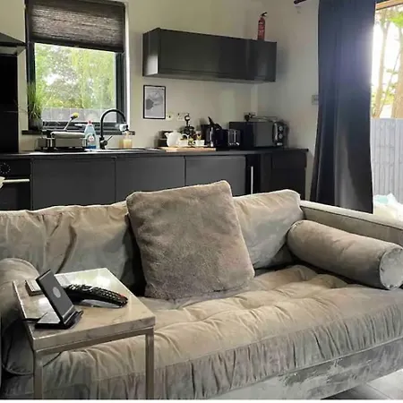 1 Bedroom 1 Bed Retreat With Hot Tub In Hambrook Close To Centre, Mod, Axa, Uwe