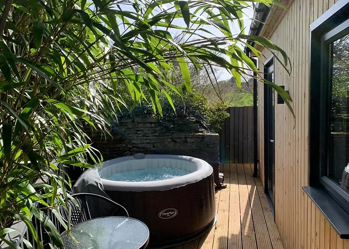 Semesterbostad 1 Bedroom 1 Bed Retreat With Hot Tub In Hambrook Close To Centre, Mod, Axa, Uwe *