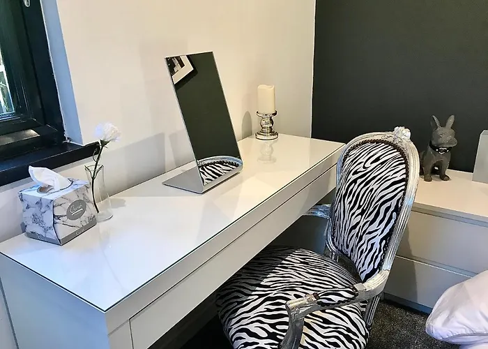 1 Bedroom 1 Bed Retreat With Hot Tub In Hambrook Close To Centre, Mod, Axa, Uwe