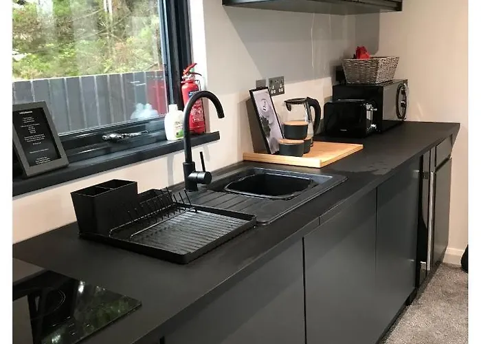 Prázdninový dům 1 Bedroom 1 Bed Retreat With Hot Tub In Hambrook Close To Centre, Mod, Axa, Uwe Bristol