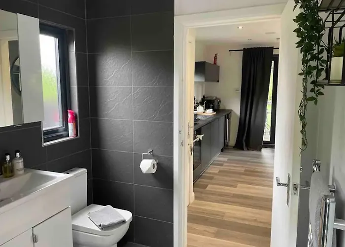 1 Bedroom 1 Bed Retreat With Hot Tub In Hambrook Close To Centre, Mod, Axa, Uwe Prázdninový dům