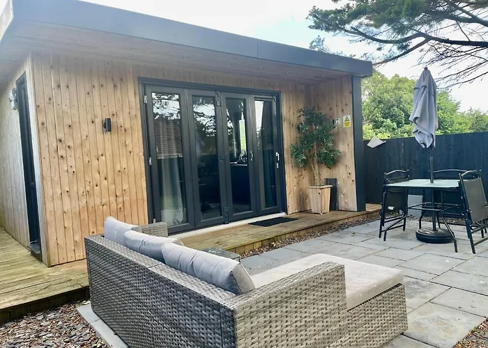 Prázdninový dům 1 Bedroom 1 Bed Retreat With Hot Tub In Hambrook Close To Centre, Mod, Axa, Uwe Bristol