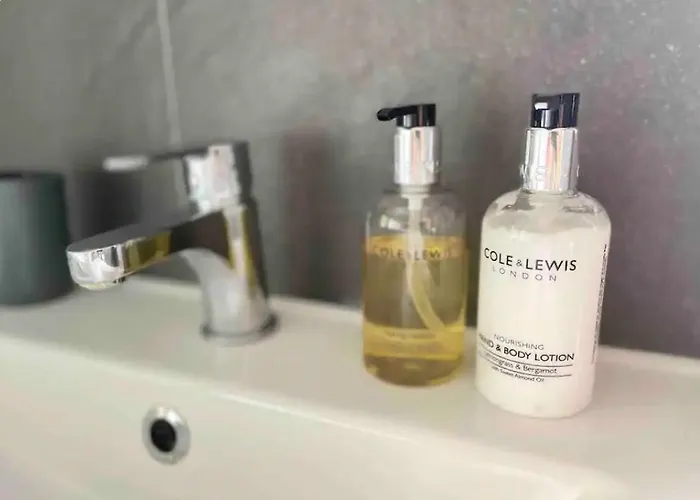 1 Bedroom 1 Bed Retreat With Hot Tub In Hambrook Close To Centre, Mod, Axa, Uwe Prázdninový dům