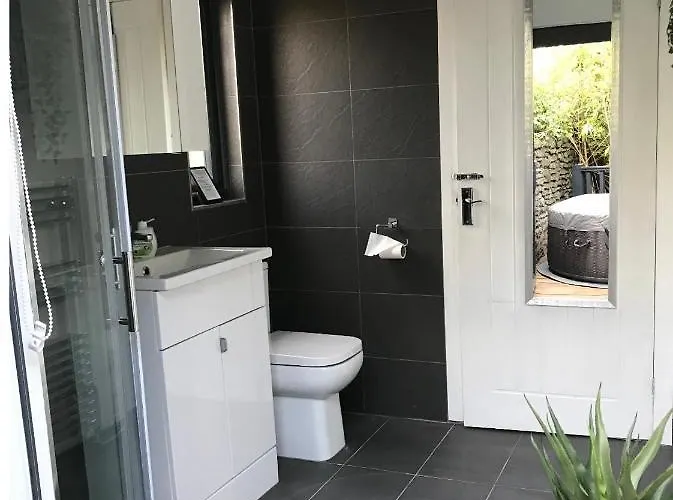 Prázdninový dům 1 Bedroom 1 Bed Retreat With Hot Tub In Hambrook Close To Centre, Mod, Axa, Uwe *