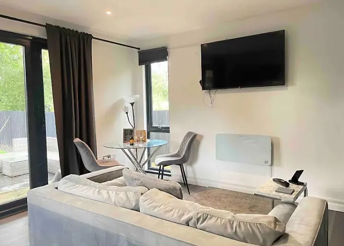 Prázdninový dům 1 Bedroom 1 Bed Retreat With Hot Tub In Hambrook Close To Centre, Mod, Axa, Uwe Bristol