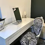1 Bedroom 1 Bed Retreat With Hot Tub In Hambrook Close To Centre, Mod, Axa, Uwe