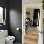 1 Bedroom 1 Bed Retreat With Hot Tub In Hambrook Close To Centre, Mod, Axa, Uwe Holiday home