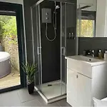 1 Bedroom 1 Bed Retreat With Hot Tub In Hambrook Close To Centre, Mod, Axa, Uwe * Bristol