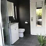 Holiday home 1 Bedroom 1 Bed Retreat With Hot Tub In Hambrook Close To Centre, Mod, Axa, Uwe *