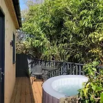 1 Bedroom 1 Bed Retreat With Hot Tub In Hambrook Close To Centre, Mod, Axa, Uwe *