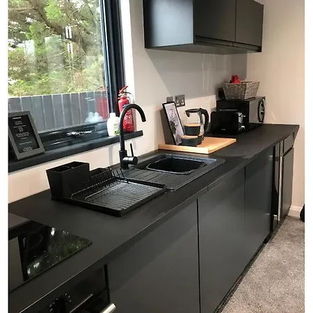 Casa vacanze 1 Bedroom 1 Bed Retreat With Hot Tub In Hambrook Close To Centre, Mod, Axa, Uwe Bristol