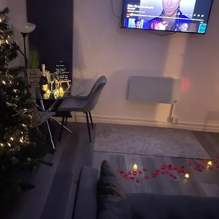 1 Bedroom 1 Bed Cabin Retreat With Hot Tub In Hambrook Close To Bristol City Centre, Mod, Axa, Uwe