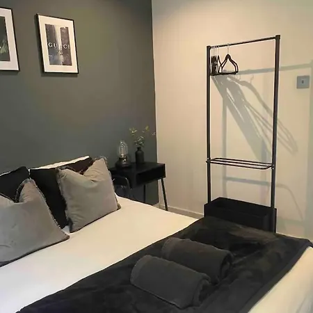 1 Bedroom 1 Bed Retreat With Hot Tub In Hambrook Close To Centre, Mod, Axa, Uwe * Bristol