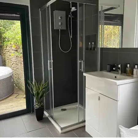 1 Bedroom 1 Bed Cabin Retreat With Hot Tub In Hambrook Close To Bristol City Centre, Mod, Axa, Uwe * Bristol