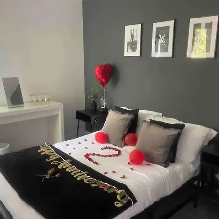 Casa vacanze 1 Bedroom 1 Bed Retreat With Hot Tub In Hambrook Close To Centre, Mod, Axa, Uwe *