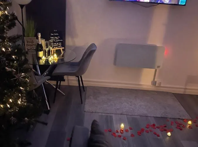 1 Bedroom 1 Bed Retreat With Hot Tub In Hambrook Close To Centre, Mod, Axa, Uwe