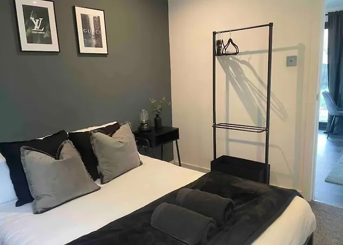 1 Bedroom 1 Bed Retreat With Hot Tub In Hambrook Close To Centre, Mod, Axa, Uwe * Bristol