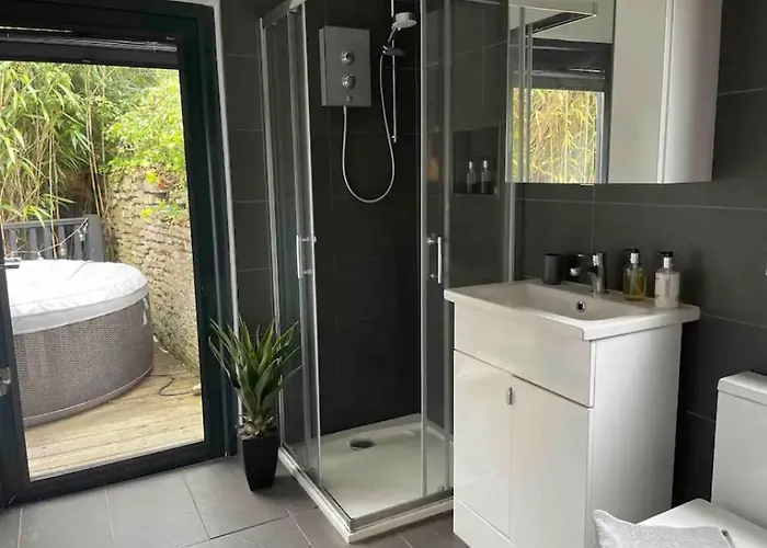 1 Bedroom 1 Bed Retreat With Hot Tub In Hambrook Close To Centre, Mod, Axa, Uwe * Bristol