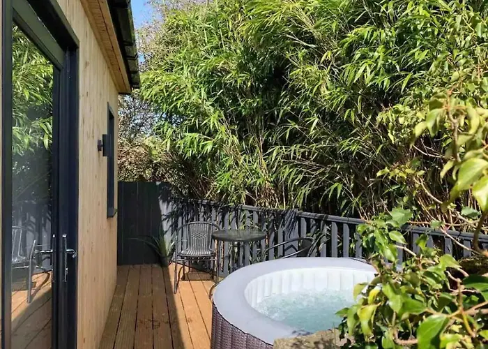 1 Bedroom 1 Bed Retreat With Hot Tub In Hambrook Close To Centre, Mod, Axa, Uwe *