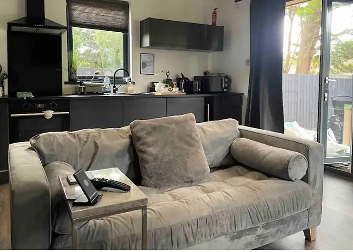 1 Bedroom 1 Bed Retreat With Hot Tub In Hambrook Close To Centre, Mod, Axa, Uwe