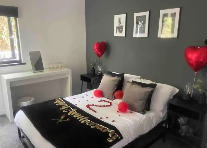 Casa vacanze 1 Bedroom 1 Bed Retreat With Hot Tub In Hambrook Close To Centre, Mod, Axa, Uwe *